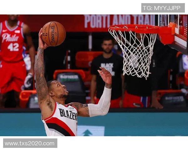 开拓者队险胜黄蜂队，利拉德绝杀再现英雄本色